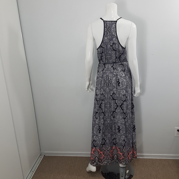 Stunning Long Sleeveles and Flared Stylish Dress M. (J) - Picture 2 of 3